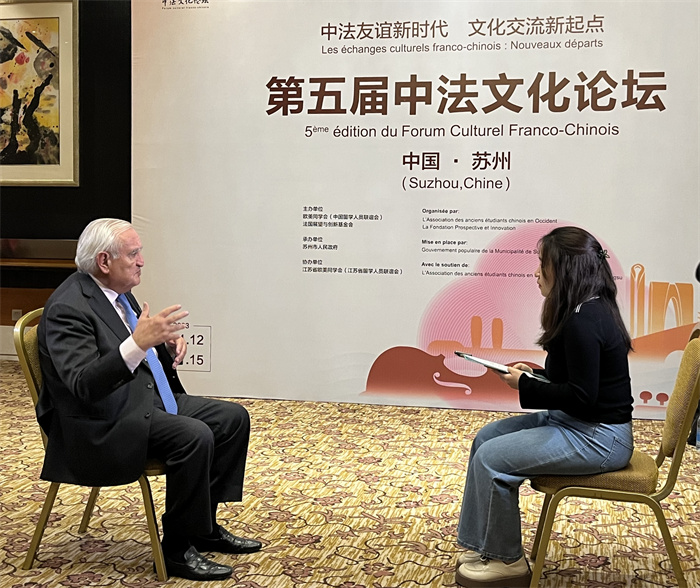法國前總理、法國展望與創(chuàng)新基金會(huì)主席讓-皮埃爾·拉法蘭接受人民網(wǎng)的采訪。（國際在線供圖）