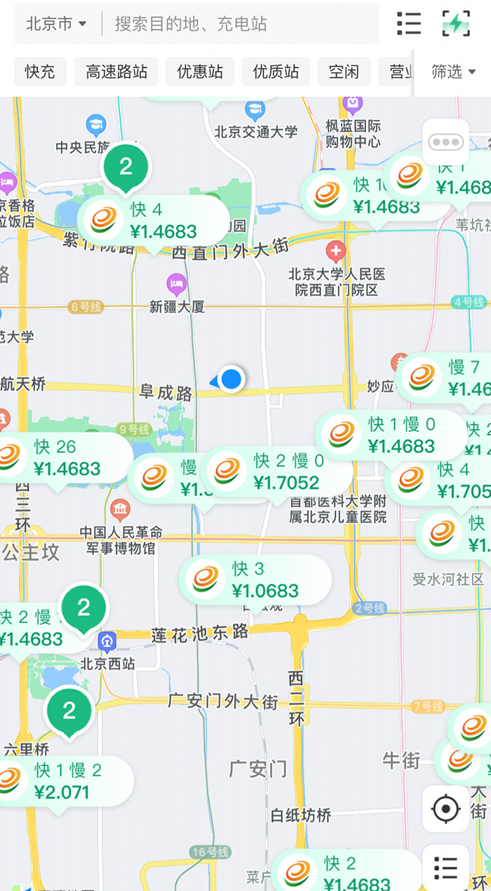 中新財經(jīng)查詢相關(guān)充電APP發(fā)現(xiàn)，電價平峰時段，快充樁的價格普遍在1.4元度左右。