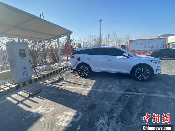 資料圖：新能源汽車正在充電?！±畹?攝