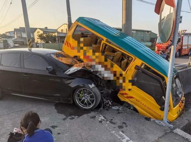 托兒所校車被轎車從側(cè)邊撞上，車體嚴重毀損。圖片來源：臺灣《聯(lián)合報》民眾供圖
