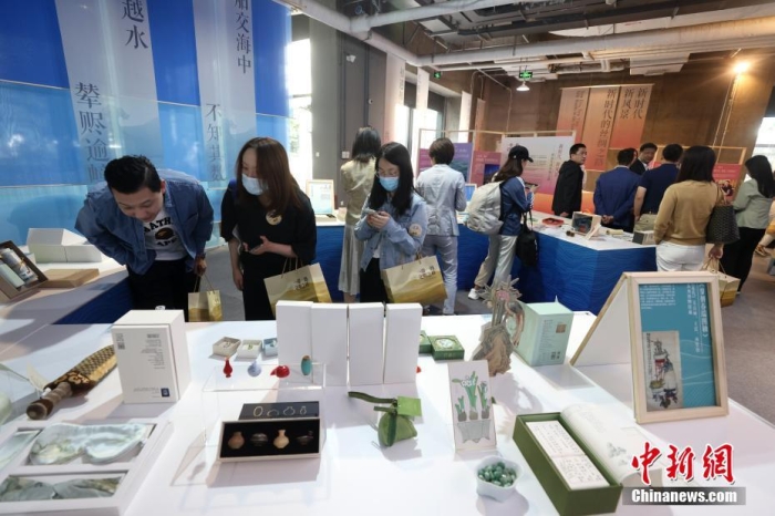 9月28日，“一帶一路，文明之橋”圖書文創(chuàng)展在北京圖書大廈開幕，圖為觀眾參觀展覽。<a target='_blank' href='/'><p  align=