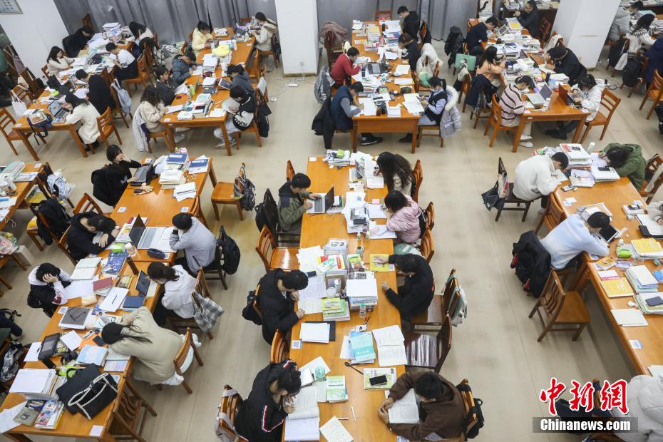 資料圖：眾多考研學(xué)生在南昌大學(xué)圖書館的自習(xí)室內(nèi)復(fù)習(xí)備考。 劉力鑫 攝