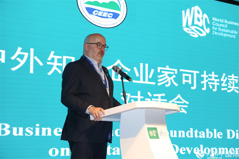 世界可持續(xù)發(fā)展工商理事會會長兼主席貝德凱致辭。人民網(wǎng)記者任皓宇攝