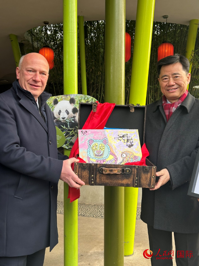 吳墾大使和韋格納市長手捧德國兒童為“夢想”“夢圓”準(zhǔn)備的手繪“送別大禮包”。人民網(wǎng)記者 徐馨攝