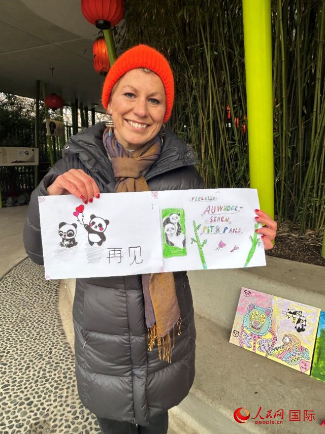 桑德拉和德國小朋友們的作品。右圖寫著“祝福好運(yùn)，再見 Pit和Paule（“夢想”“夢圓”的德語名字）”。人民網(wǎng)記者 徐馨攝