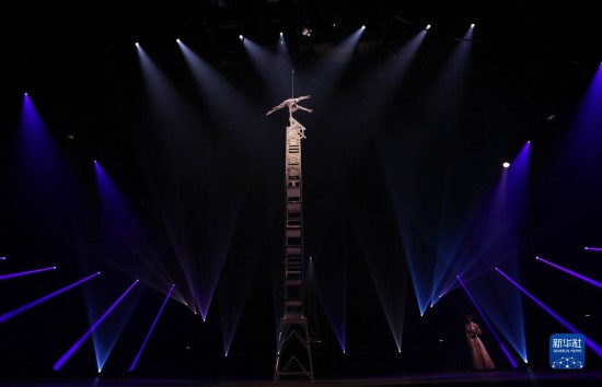 12月8日，演員在法國巴黎舉行的中國雜技“奇妙之夜”演出上表演《高椅》。新華社記者 高靜 攝