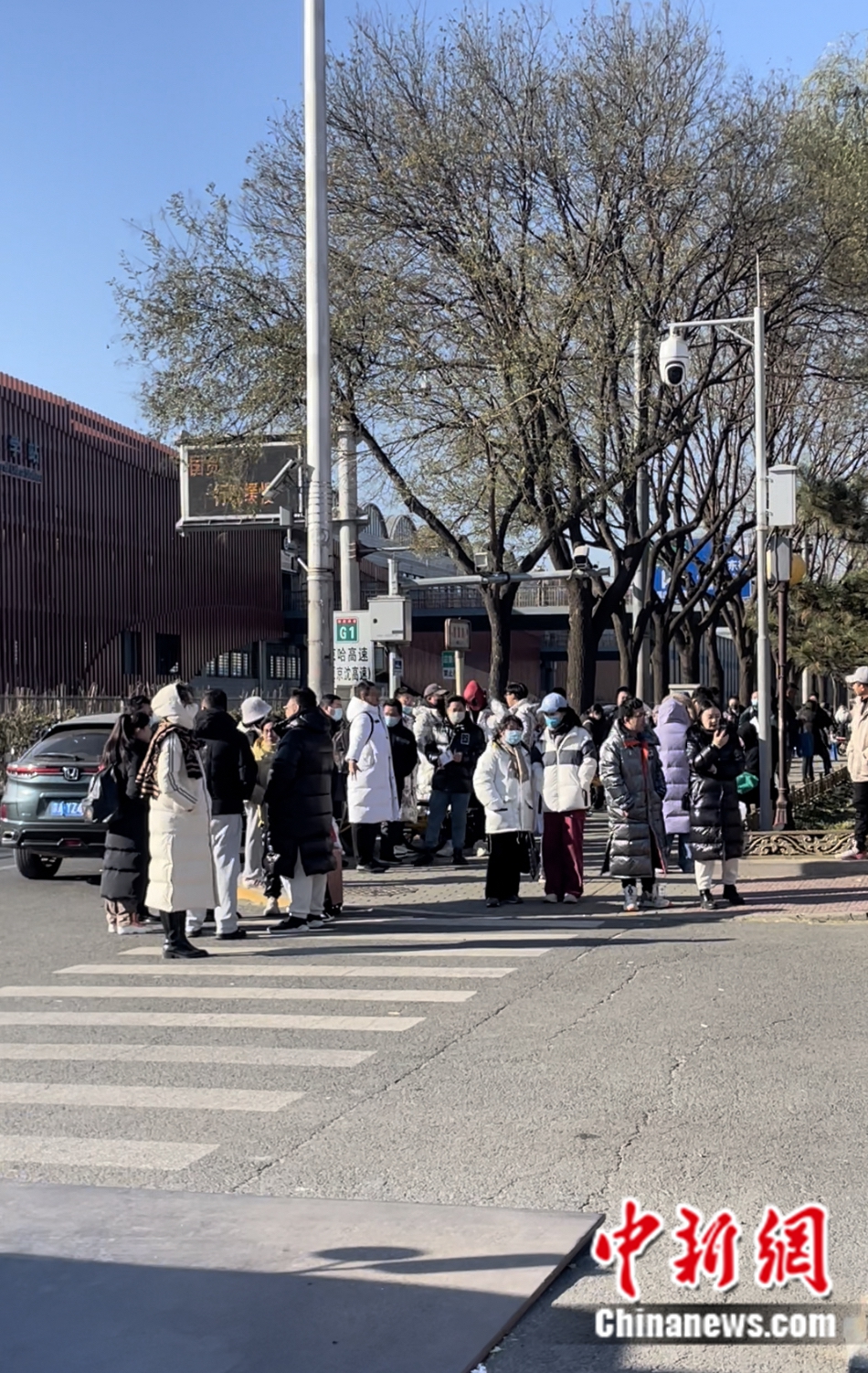 不少家長和老師在考場外等候。袁秀月 攝