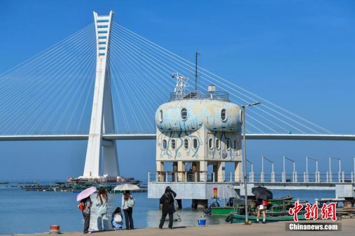 圖為游客在文昌鋪前漁港游玩。<a target='_blank' href='/' _fcksavedurl='/' ><p  align=