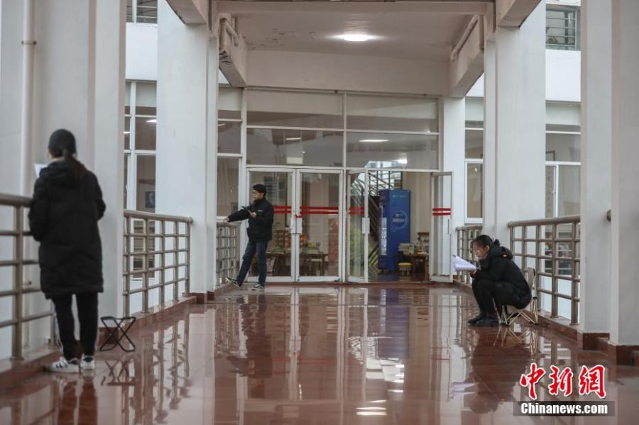 資料圖：幾位考研學(xué)生在南昌大學(xué)教學(xué)樓的天橋上復(fù)習(xí)備考。劉力鑫 攝