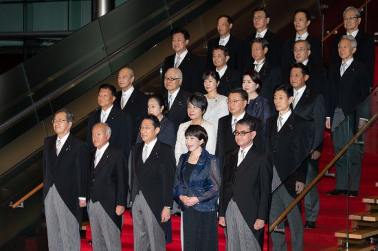 9月13日，日本首相岸田文雄（前排中）在東京的首相官邸率閣僚合影。新華社記者張笑宇攝