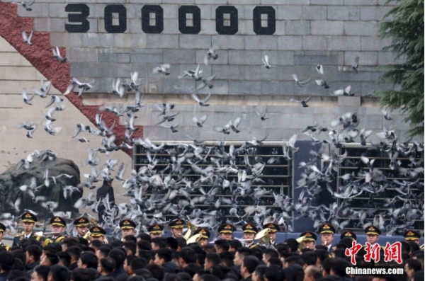 12月13日是第十個南京大屠殺死難者國家公祭日。當(dāng)天上午，南京大屠殺死難者國家公祭儀式在侵華日軍南京大屠殺遇難同胞紀(jì)念館舉行。圖為國家公祭儀式現(xiàn)場。中新社記者 泱波 攝