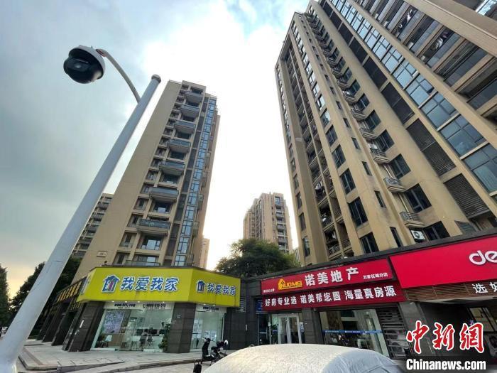 多家房地產(chǎn)中介。 蘇婷 攝