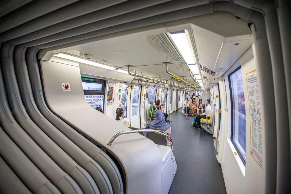 9月14日，乘客在泰國曼谷搭乘“黃線”列車。泰國曼谷是世界著名旅游目的地之一，當(dāng)?shù)厝税堰@座城市的高架軌道交通系統(tǒng)稱為“曼谷天鐵”。2023年下半年，由位于安徽蕪湖的中車浦鎮(zhèn)阿爾斯通運輸系統(tǒng)公司生產(chǎn)并提供的單軌道列車“天鐵黃線”在曼谷正式運營，11月同樣由該公司生產(chǎn)并提供列車的“天鐵粉線”也在曼谷開始試運行?！爸袊窃臁睆闹袊徍淼教﹪?，讓曼谷近郊與市中心的連接更為緊密，豐富城市面貌的同時，也為當(dāng)?shù)匕l(fā)展注入新活力。（新華社記者王騰攝）