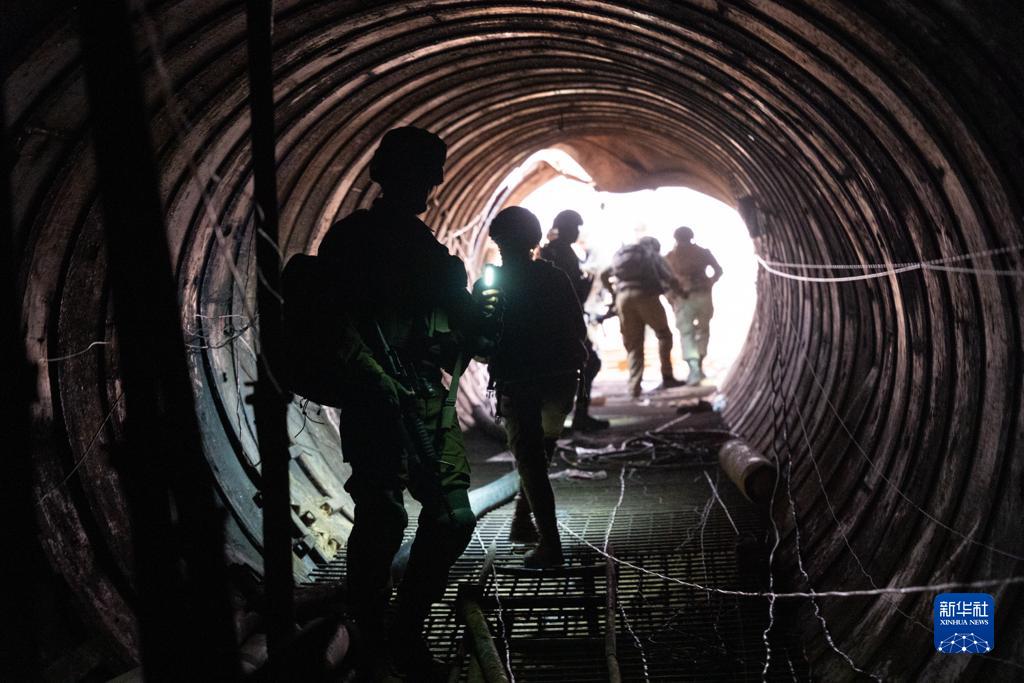 這張以色列國防軍12月17日發(fā)布的照片顯示，以軍地面部隊(duì)在加沙地帶發(fā)現(xiàn)一處大型地下隧道。新華社發(fā)