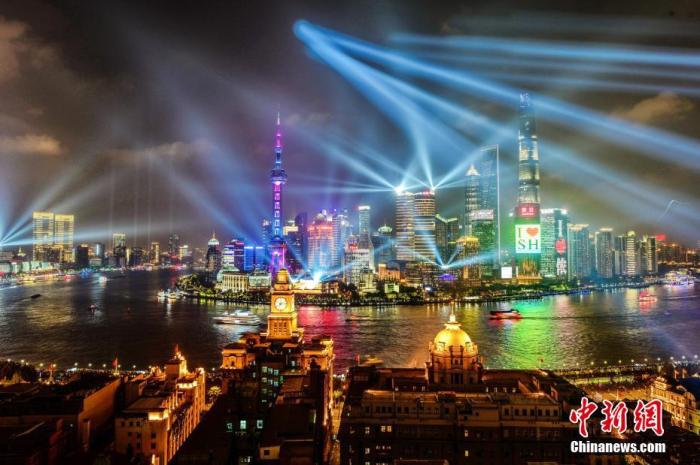 資料圖：上海外灘國慶燈光秀流光溢彩。 黃偉國 攝