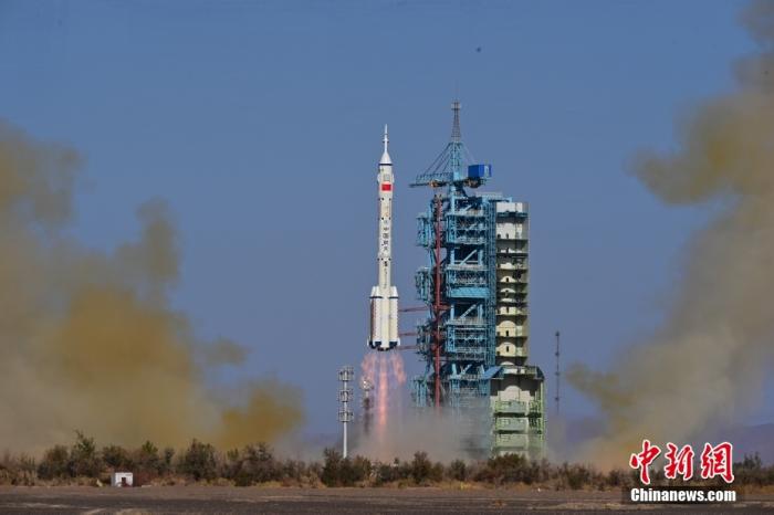 資料圖：北京時間2023年10月26日11時14分，搭載神舟十七號載人飛船的長征二號F遙十七運載火箭在酒泉衛(wèi)星發(fā)射中心點火發(fā)射。汪江波 攝