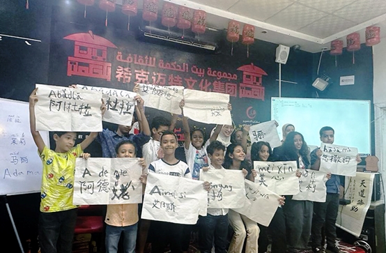 學(xué)著用中文書寫自己姓名的埃及兒童們。埃及?？诉~特文化集團(tuán)供圖