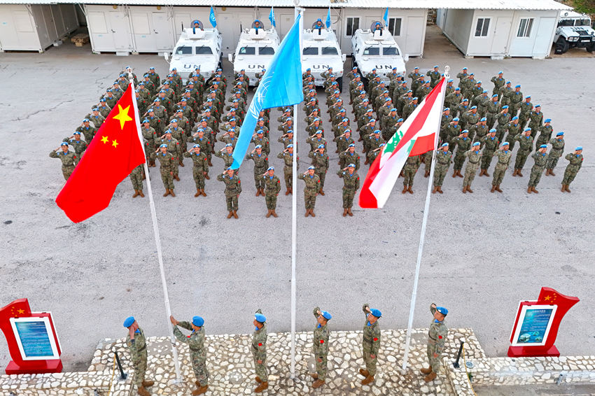 1月1日，中國第22批赴黎巴嫩維和官兵們舉行升旗儀式。胡光明攝