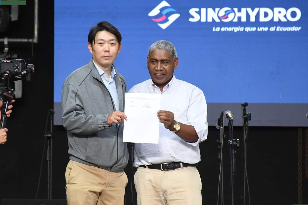 中國電建厄瓜多爾國別代表白納（左）代表中國電建向厄瓜多爾埃爾查科市康復(fù)中心捐贈了一批康復(fù)器材，埃爾查科市市長奧斯卡·德拉克魯斯·卡瓦蒂霍（右）對中國企業(yè)的善舉表示感謝。中國電建厄瓜多爾代表處供圖