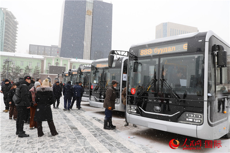 2023年12月29日，中國(guó)制造公交車(chē)在烏蘭巴托蘇赫巴托廣場(chǎng)展示。人民網(wǎng)記者 霍文攝