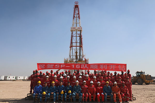 12月25日，中石化國工科威特分公司SINOPEC-16隊在科威特北部油區(qū)順利開鉆。中石化供圖