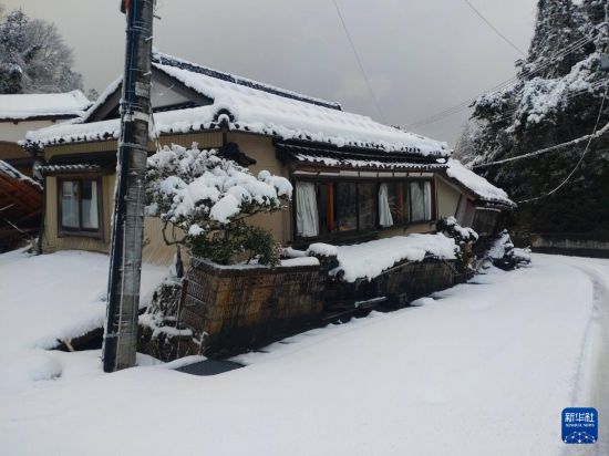 這是1月8日拍攝的日本能登半島地震災(zāi)區(qū)珠洲市的街景。