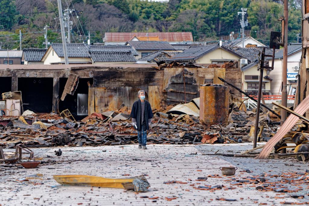 1月4日，一名市民查看日本石川縣輪島市“輪島早市”廢墟。新華社記者張笑宇攝