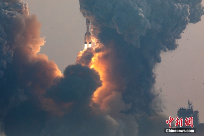 北京時間1月11日13時30分，引力一號遙一運載火箭由太原衛(wèi)星發(fā)射中心在山東海陽附近海域點火升空，將云遙一號18～20星3顆衛(wèi)星送入預(yù)定軌道，飛行試驗任務(wù)獲得圓滿成功。這是引力一號火箭首次飛行，創(chuàng)造全球最大固體運載火箭、中國運力最大民商火箭紀(jì)錄。圖/太原衛(wèi)星發(fā)射中心