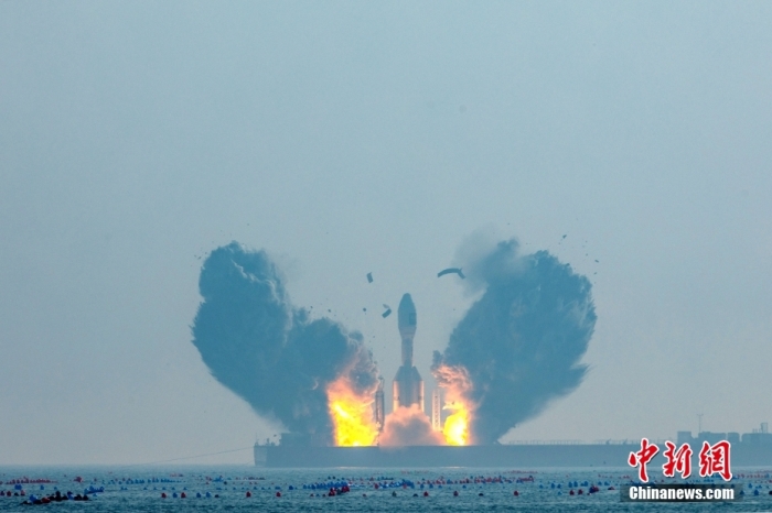 北京時間1月11日13時30分，引力一號遙一運載火箭由太原衛(wèi)星發(fā)射中心在山東海陽附近海域點火升空，將云遙一號18～20星3顆衛(wèi)星送入預(yù)定軌道，飛行試驗任務(wù)獲得圓滿成功。這是引力一號火箭首次飛行，創(chuàng)造全球最大固體運載火箭、中國運力最大民商火箭紀(jì)錄。圖/太原衛(wèi)星發(fā)射中心