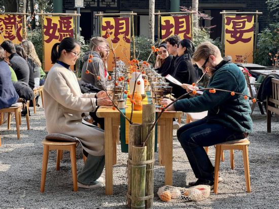 哥倫比亞大學青年學生代表團與蒲江縣鐵牛村村民一起交流、品嘗當地的小火鍋。