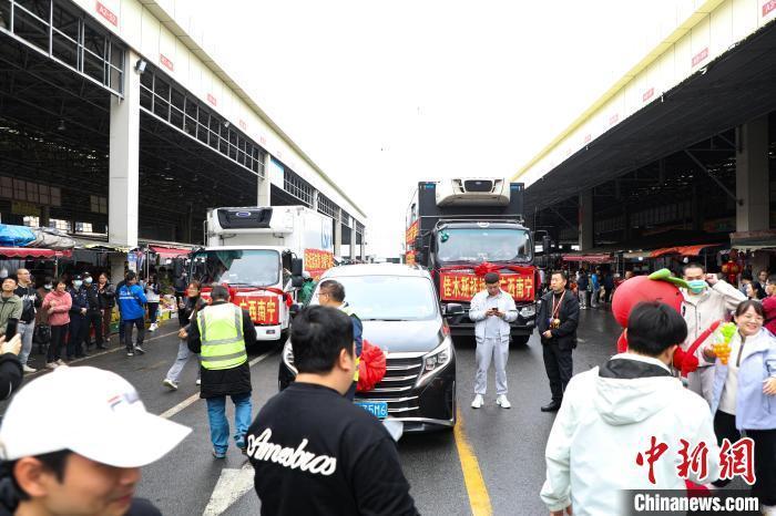 運(yùn)載蔓越莓車隊(duì)前，不少民眾正在圍觀打卡。 王偉臣 攝