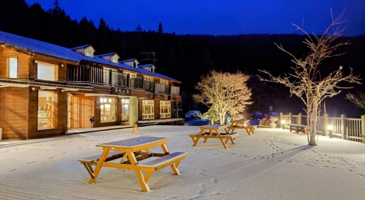 位在宜蘭縣內(nèi)的太平山森林游樂區(qū)23日凌晨開始下雪，園區(qū)翠峰山屋前一片雪白。圖片來源：臺灣“中央社”。