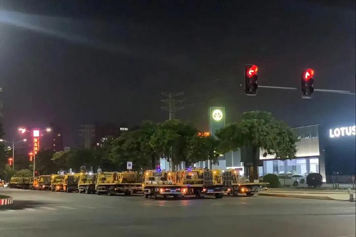 有多輛拖車(chē)出現(xiàn)在東莞寮步汽車(chē)城門(mén)口。視頻截圖