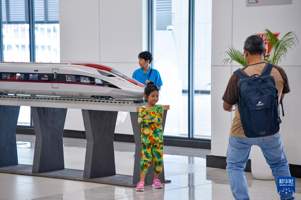1月24日，在印度尼西亞雅加達(dá)哈利姆站候車大廳，一名小朋友和雅萬(wàn)高鐵高速動(dòng)車組模型合影。新華社記者 徐欽 攝