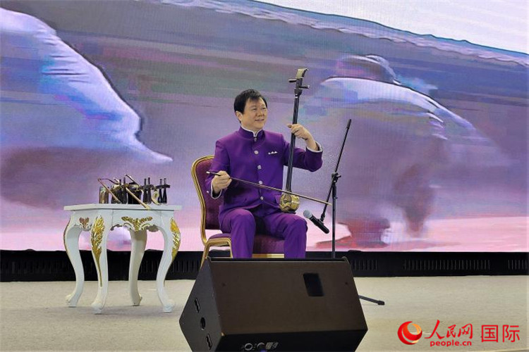 二胡演奏家、國家一級演員王之輝演奏《新春樂》。人民網(wǎng)記者 于宏建攝