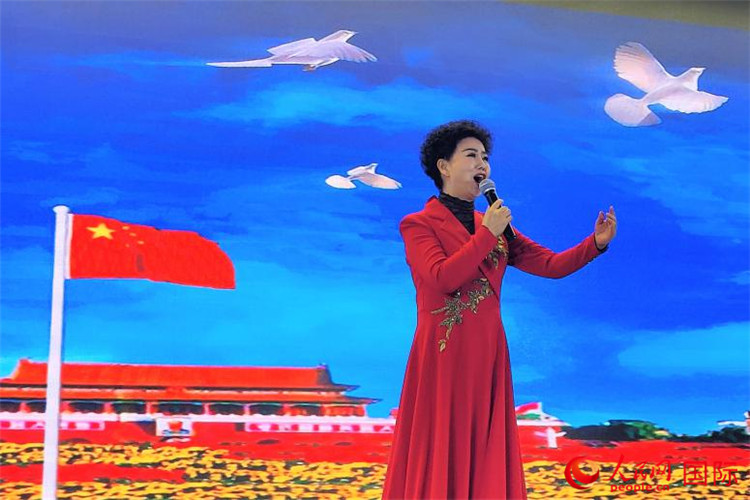 女高音歌唱家、國家一級演員江如虹演唱《我愛你中國》。人民網(wǎng)記者 于宏建攝