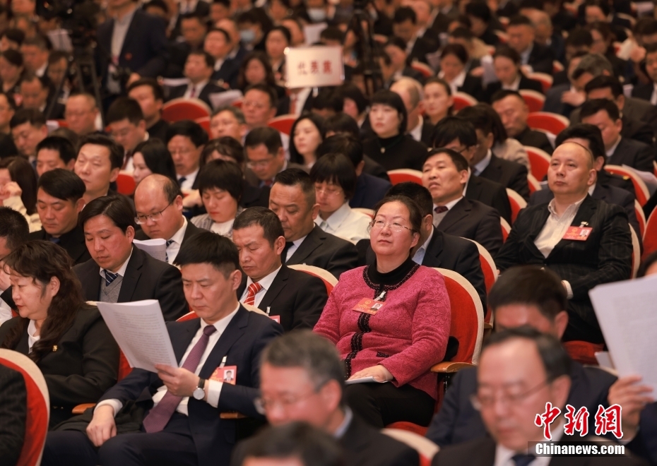 1月23日，安徽省第十四屆人民代表大會(huì)第二次會(huì)議在合肥開幕。圖為代表委員認(rèn)真聽取政府工作報(bào)告。