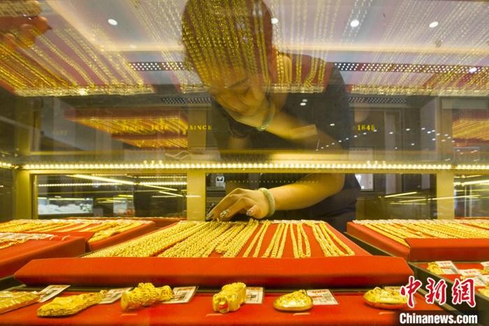 山西省太原市，一商場(chǎng)工作人員整理黃金飾品。