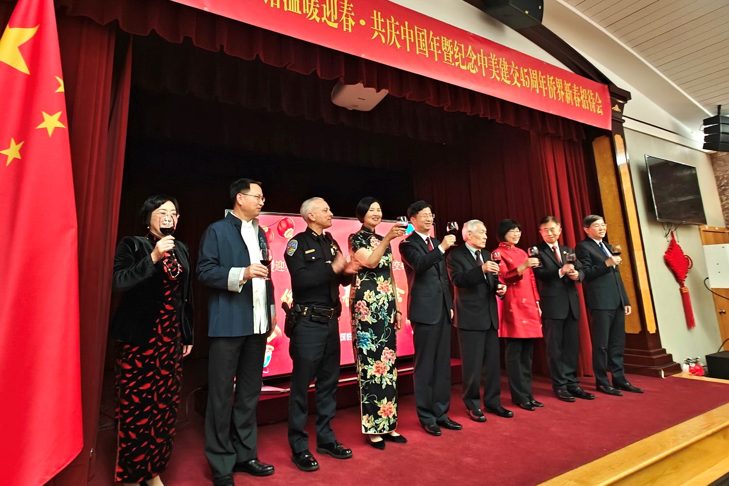 僑胞代表與駐舊金山總領(lǐng)館官員合影。主辦方供圖