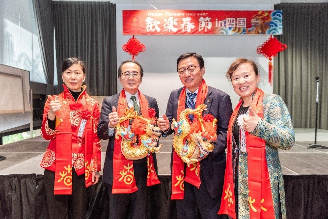 向池田知事、大西市長贈(zèng)送“歡樂春節(jié)“吉祥龍。從左到右為魏有美副總領(lǐng)事、池田豊人知事、大西秀人市長、馬曉琛主任。中國駐大阪旅游辦事處供圖