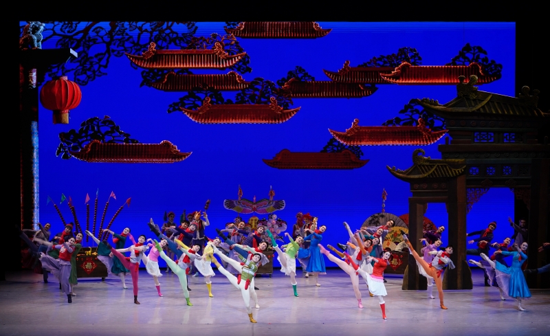 1月26日晚，中央芭蕾舞團(tuán)賀歲芭蕾舞劇《過年》作為開幕演出，亮相阿布扎比國際藝術(shù)節(jié)，圖為劇照。中央芭蕾舞團(tuán)供圖