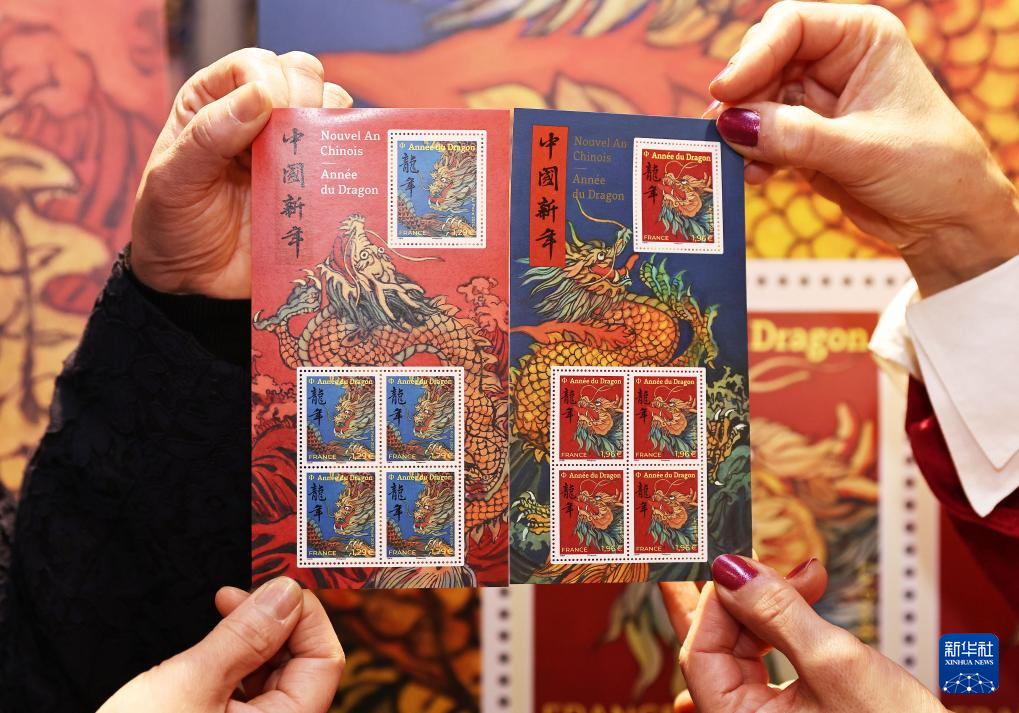 這是1月26日在法國巴黎拍攝的龍年生肖紀(jì)念郵票。新華社記者 高靜 攝