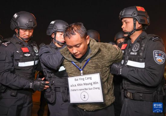 1月30日，在緬甸內(nèi)比都國際機(jī)場，緬甸警方依法向我公安機(jī)關(guān)移交緬北重大犯罪嫌疑人白應(yīng)蒼。新華社記者 殷剛 攝