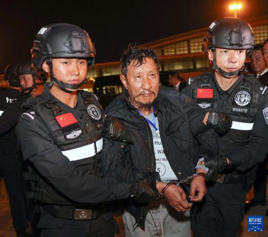 1月30日，在緬甸內(nèi)比都國際機(jī)場，緬甸警方依法向我公安機(jī)關(guān)移交緬北重大犯罪嫌疑人魏懷仁。新華社記者 殷剛 攝