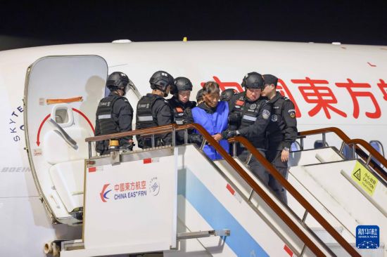 1月30日，在云南昆明長水機(jī)場，緬北重大犯罪嫌疑人白所成被我公安機(jī)關(guān)成功押解回國。新華社記者 殷剛 攝