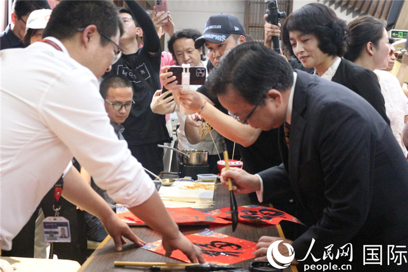 中國駐菲律賓大使黃溪連出席活動并與留菲學子共迎新春。人民網(wǎng)記者樊帆 攝