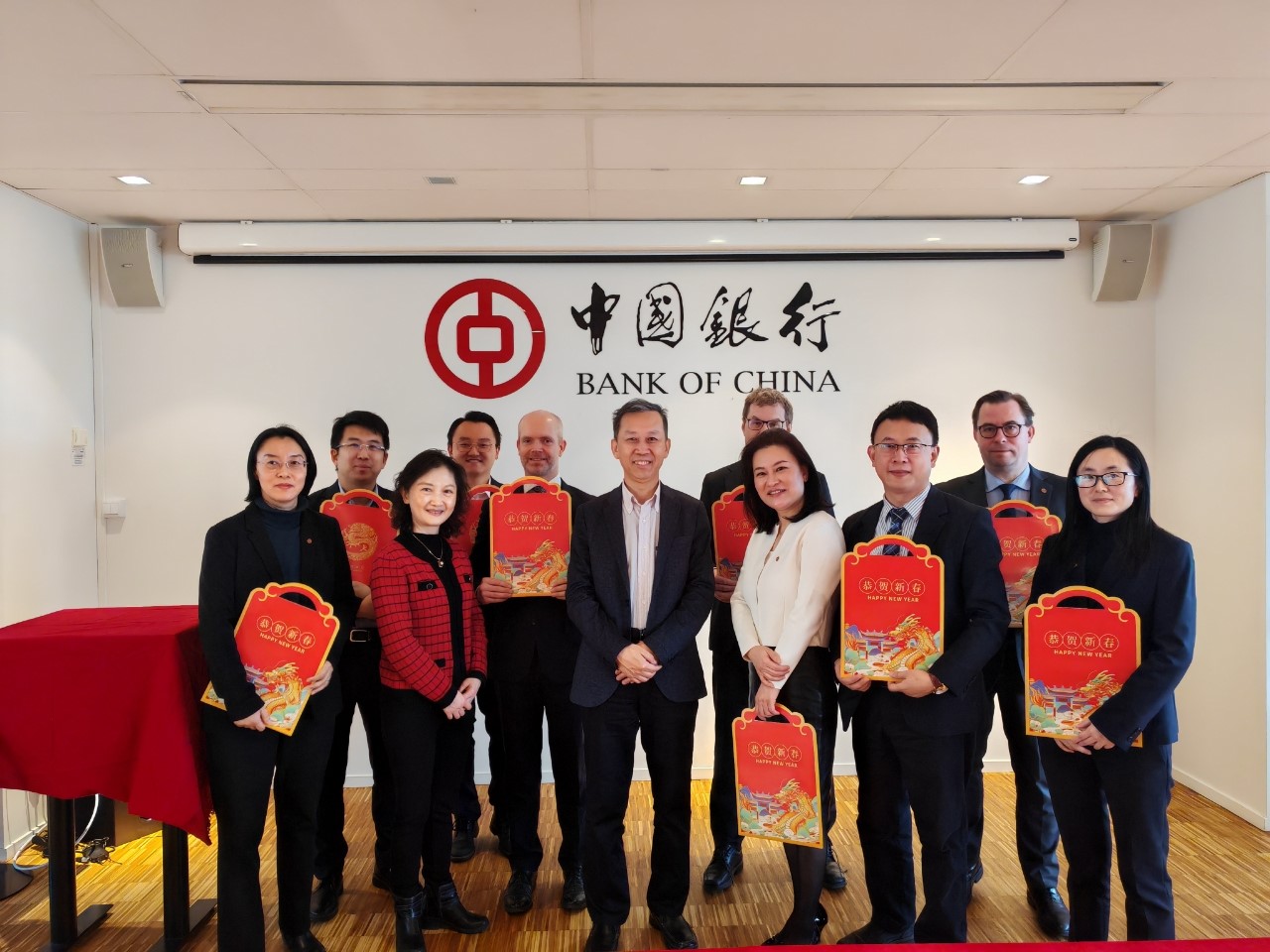 中國駐瑞典大使崔愛民（左六）與中國銀行（歐洲）有限公司斯德哥爾摩分行中外員工合影。中國駐瑞典大使館供圖