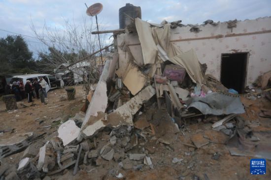 2月5日，在加沙地帶南部城市拉法，人們查看以軍空襲后的建筑廢墟。新華社發(fā)（哈立德·奧馬爾攝）