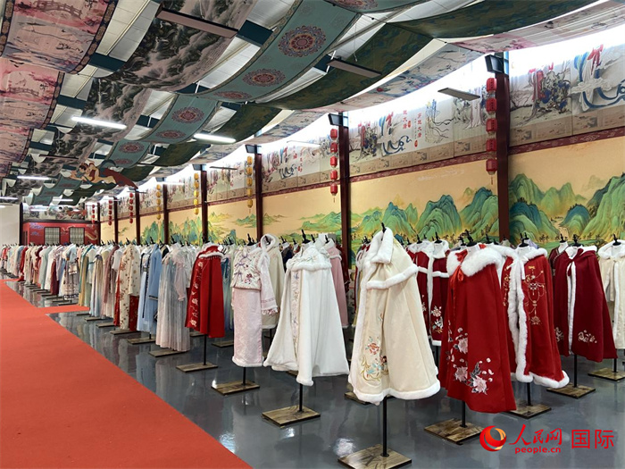 1月24日，在山東省菏澤市曹縣大集鎮(zhèn)穿越大唐漢服云倉(cāng)直播基地展廳里擺放的漢服。 人民網(wǎng) 周琳佳攝