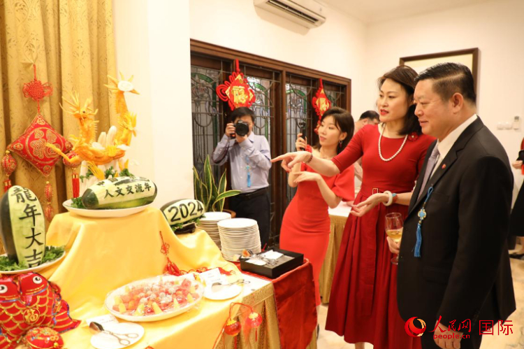 中國駐東盟大使侯艷琪（右二）同東盟秘書長高金洪（右一）欣賞食雕。人民網(wǎng)記者 曹師韻攝